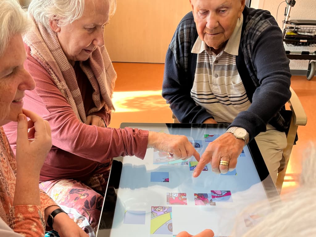 multitisch-3-senioren-senior-trend